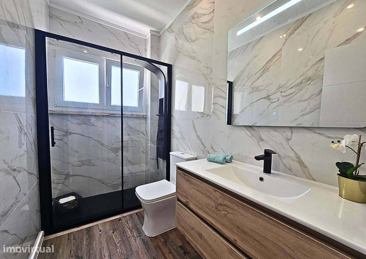 T2 totalmente remodelado com 3 roupeiros e varandas | Agualva-18