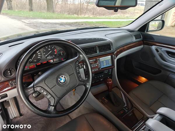 BMW Seria 7 740i - 10