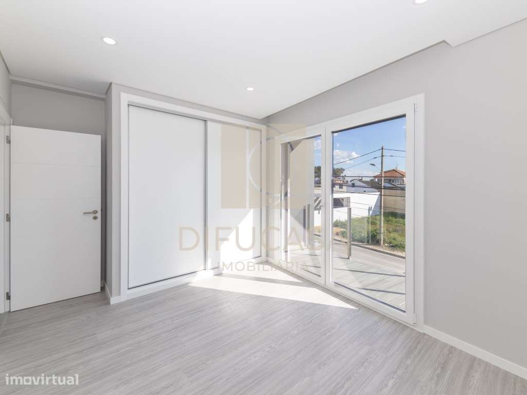 R300 Moradia T3+ 1 (sala de 40m2 localizada centro Fernão Ferro)-25