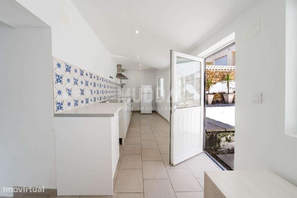 Moradia térrea T1+1 renovada com charme na Rua Direita, 35 mesmo no co-13
