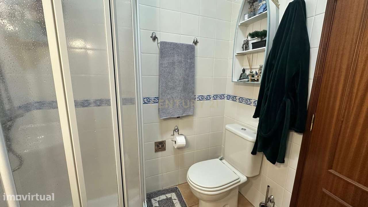 MORADIA  T4 BASTANTE ATRATIVA , ESPAÇOSA E COM MUITA LUZ NATURAL EM A-12