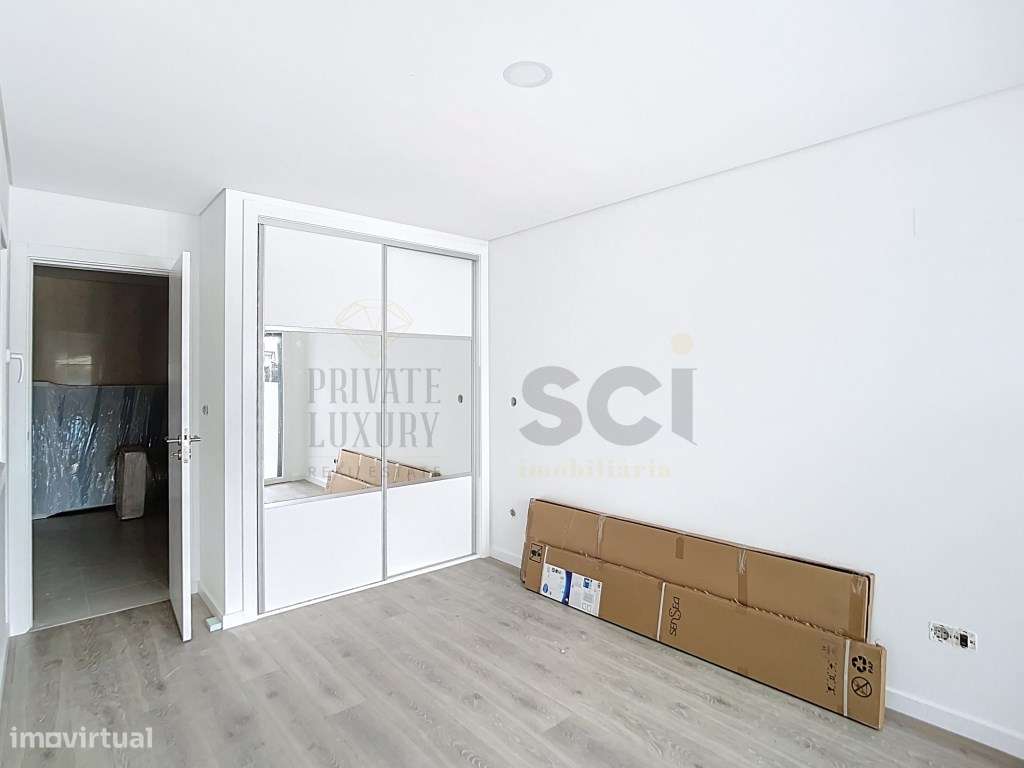 Moradia Térrea independente T3+1 em Fernão Ferro, boas áreas-20