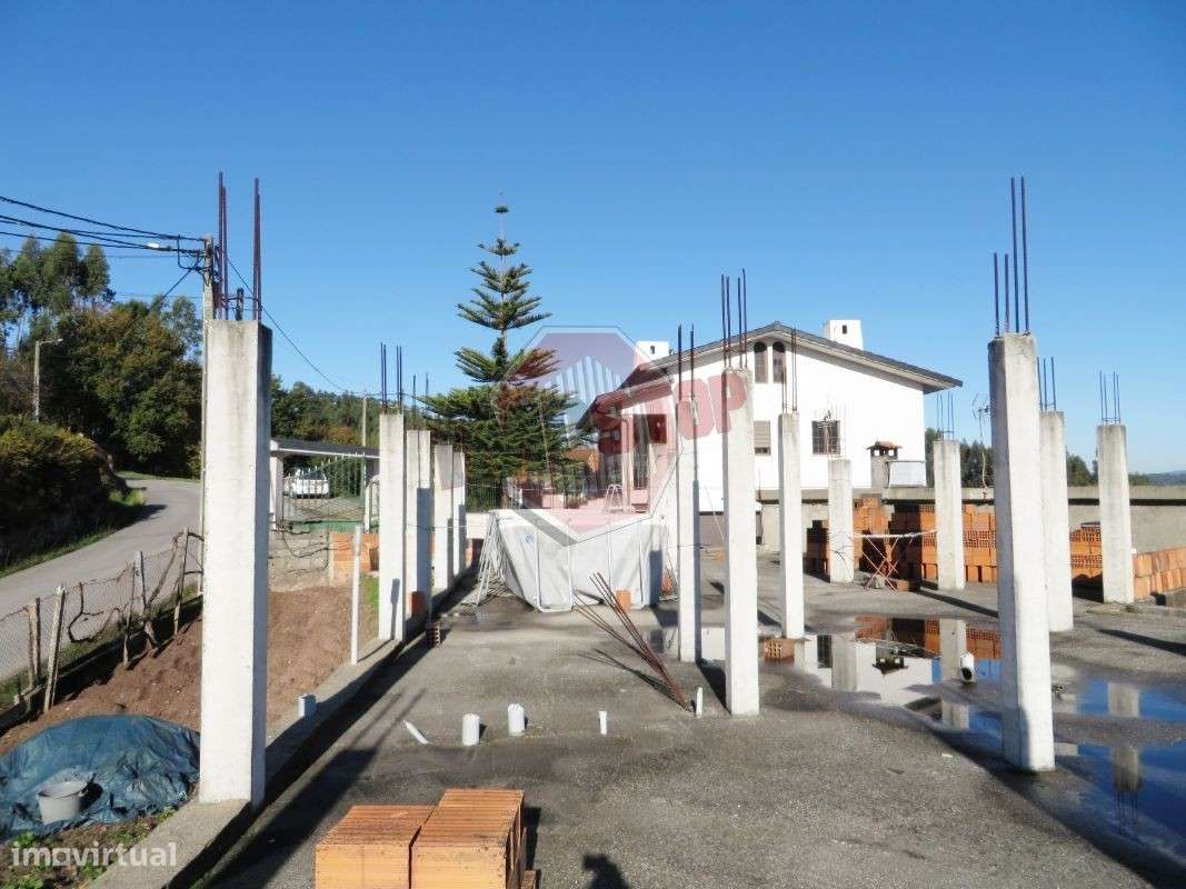 Moradia e Loja em Construção-5