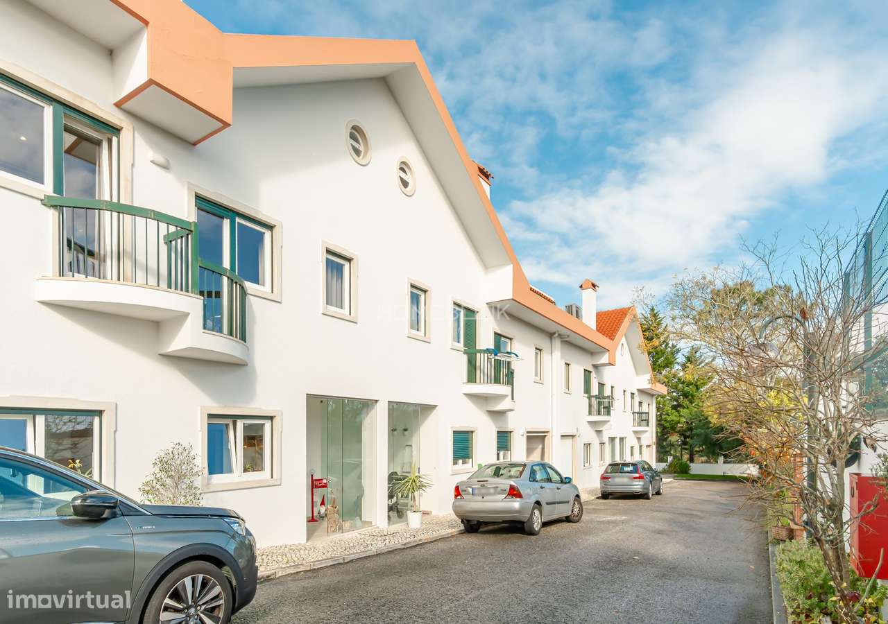 Moradia T5 renovada em condomínio fechado com piscinas, campo de ténis-52