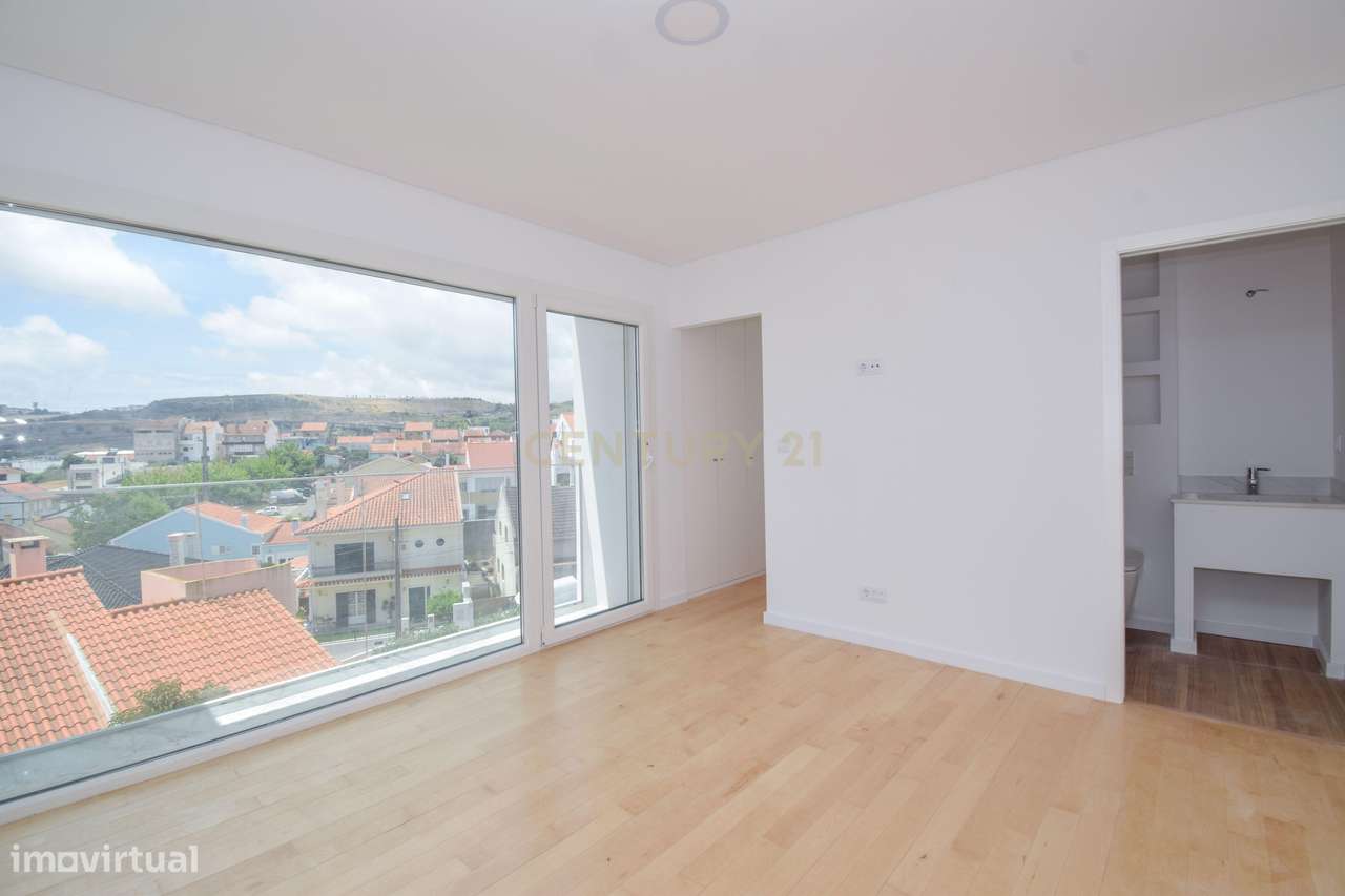 Moradia T4 de Arquitetura Moderna e Sustentável em Famões - Casal do R-18