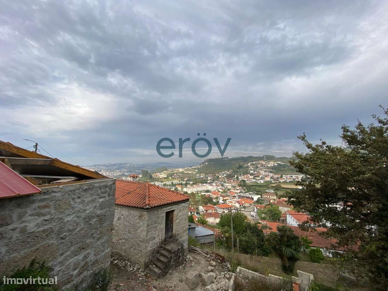 Moradia para Reabilitação com Terreno e Vista Panorâmica-16