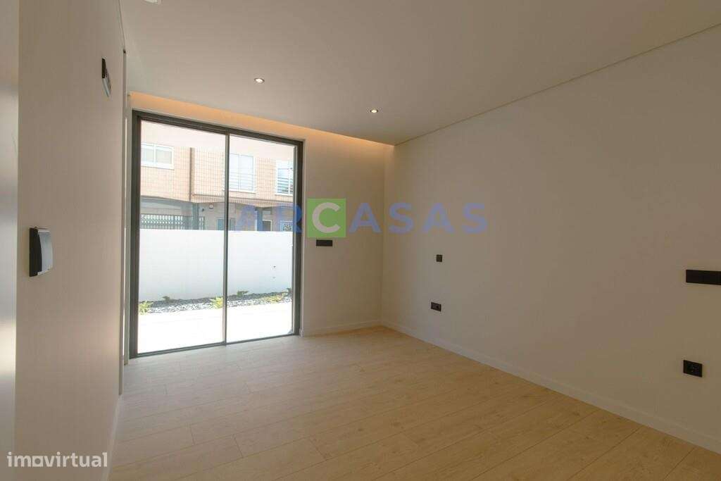 Apartamento T2 com terraço e lugar de garagem em São Cosme, Gondomar-13