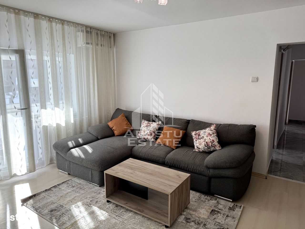 Apartament cu 3 camere, decomandat, etaj 2, zona Soarelui