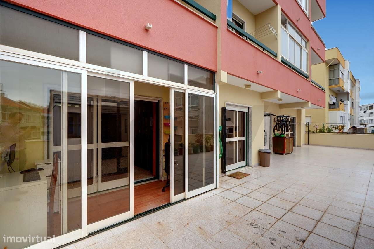 Apartamento T2 com Terraço e Arrecadação em Mem Martins-14