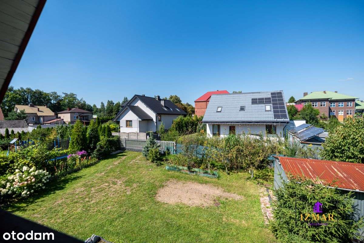 Funkcjonalny dom z 2 garażami i ogrodem-12