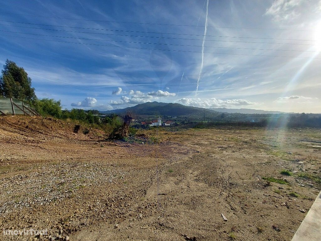 Venda terreno para construção de 3 Armazéns em Ponte Lima