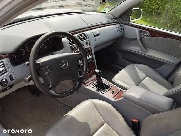 Mercedes-Benz Klasa E 220 T CDI Elegance - 6