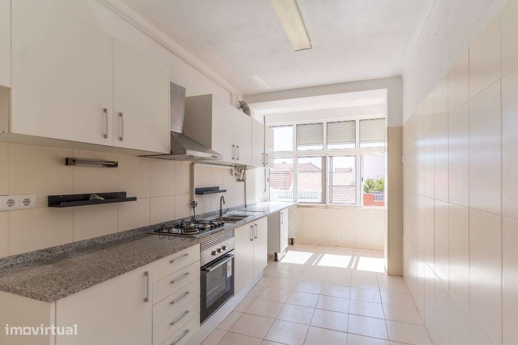 Apartamento T2 1ºandar c/ Varanda - Semi-Renovado no Montijo - Grande imagem: 2/25