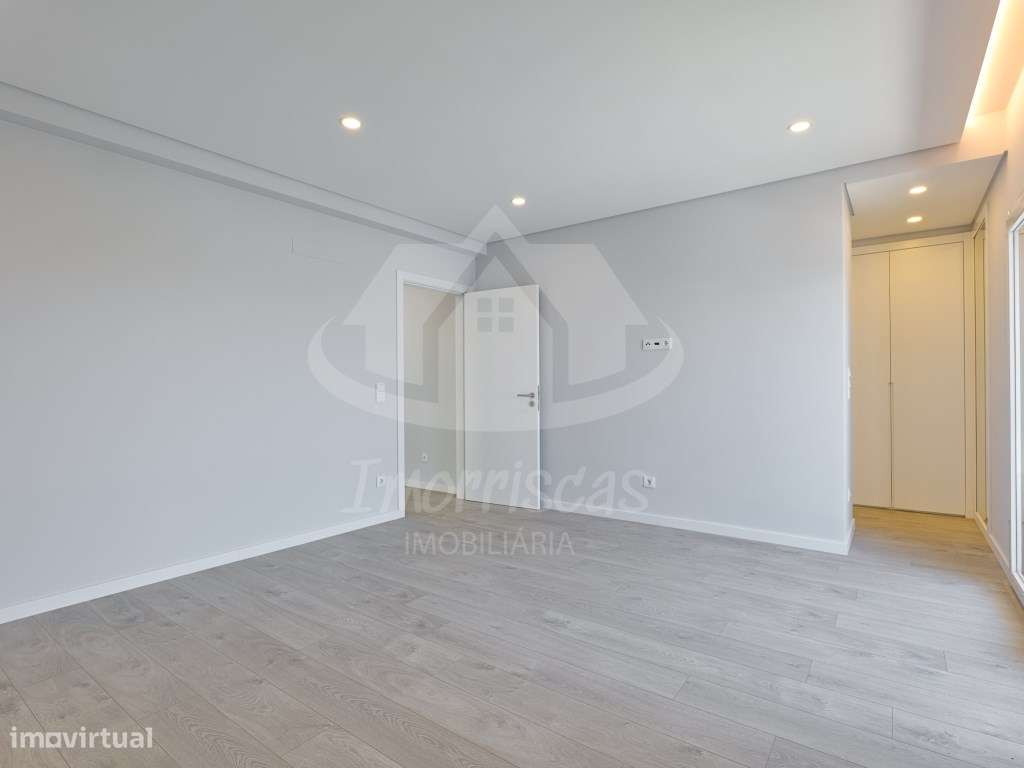 Moradia V4 Nova de Luxo com Rooftop e Vista Rio | Santa Iria de Azóia-52