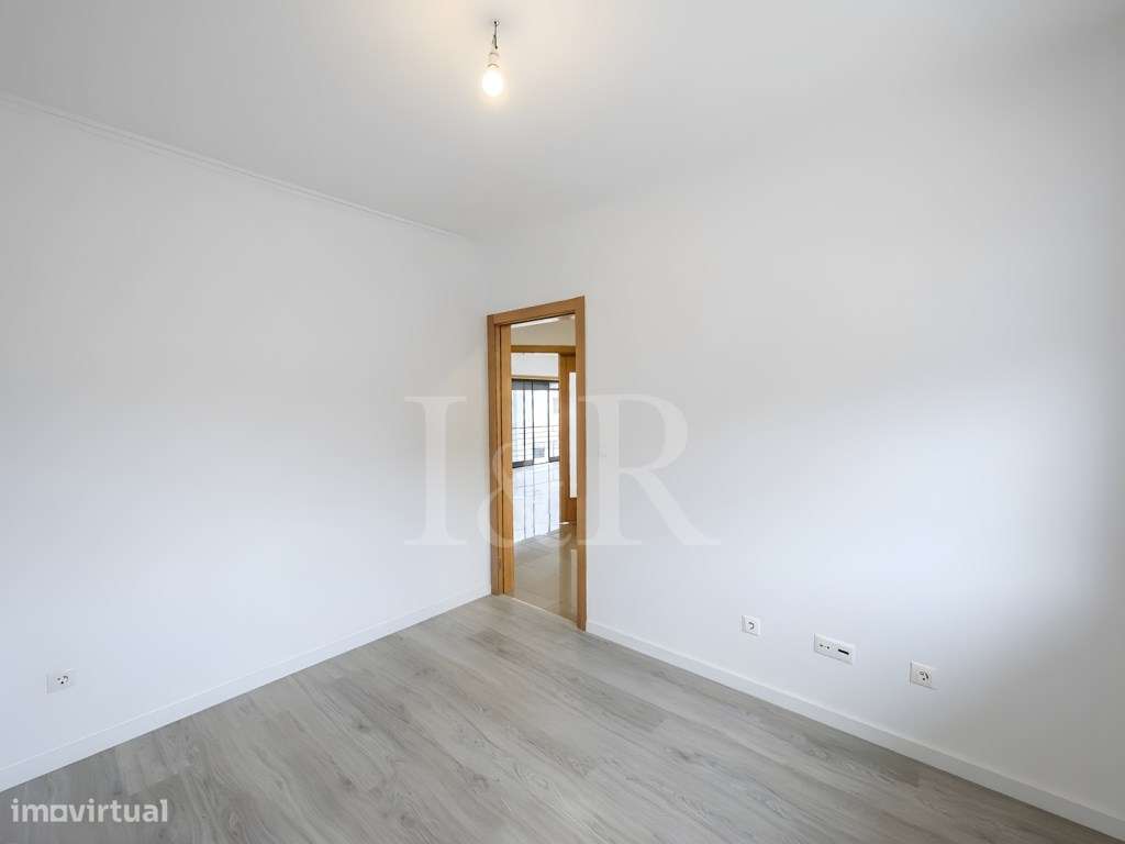 Moradia T5 com varandas, jardim e garagem no Feijó, Almada-11