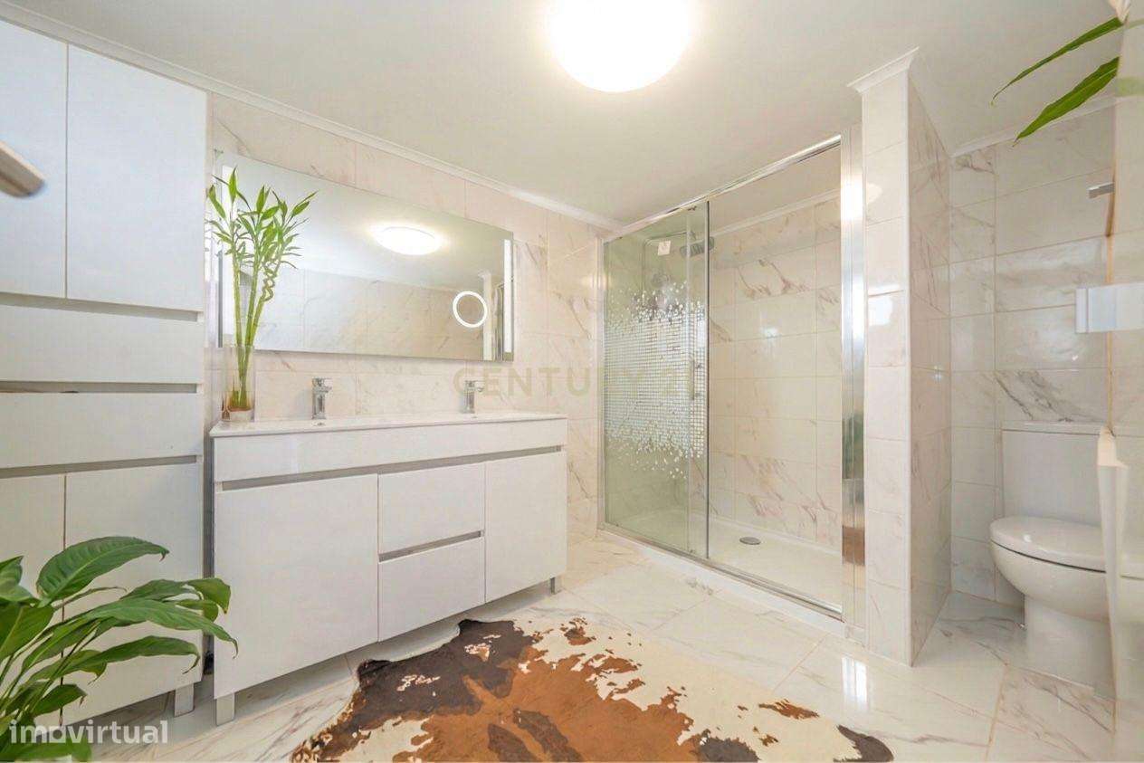 Apartamento Único com 268m2 no Último Andar com Terraço Extraordinário-27