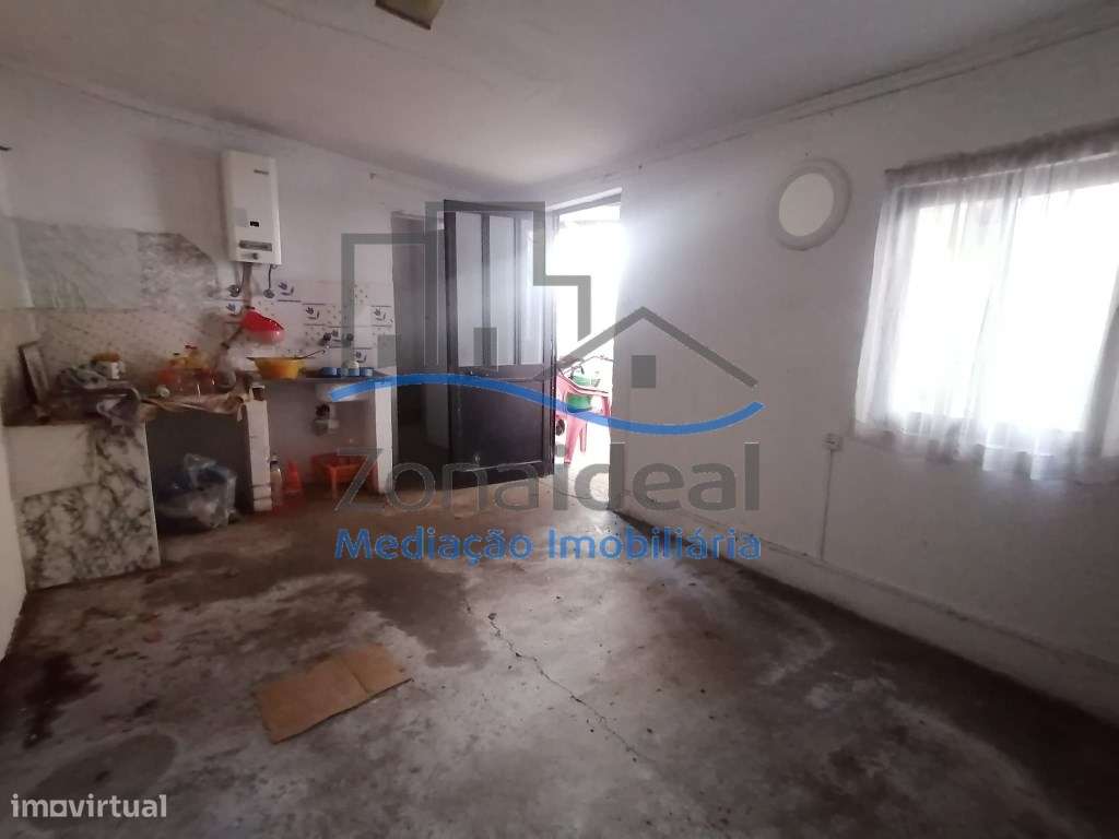 Moradia com quintal e terreno, localizada em Estribeiro, Abrigada, ...-9