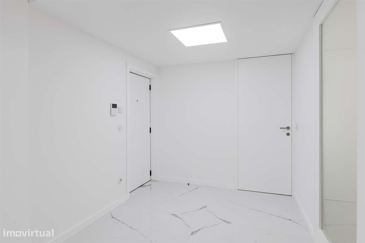 Apartamento T3 Renovado com Varandas na Avenida da Boavista-24