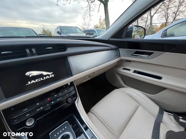 Jaguar XF 25t Prestige - 6