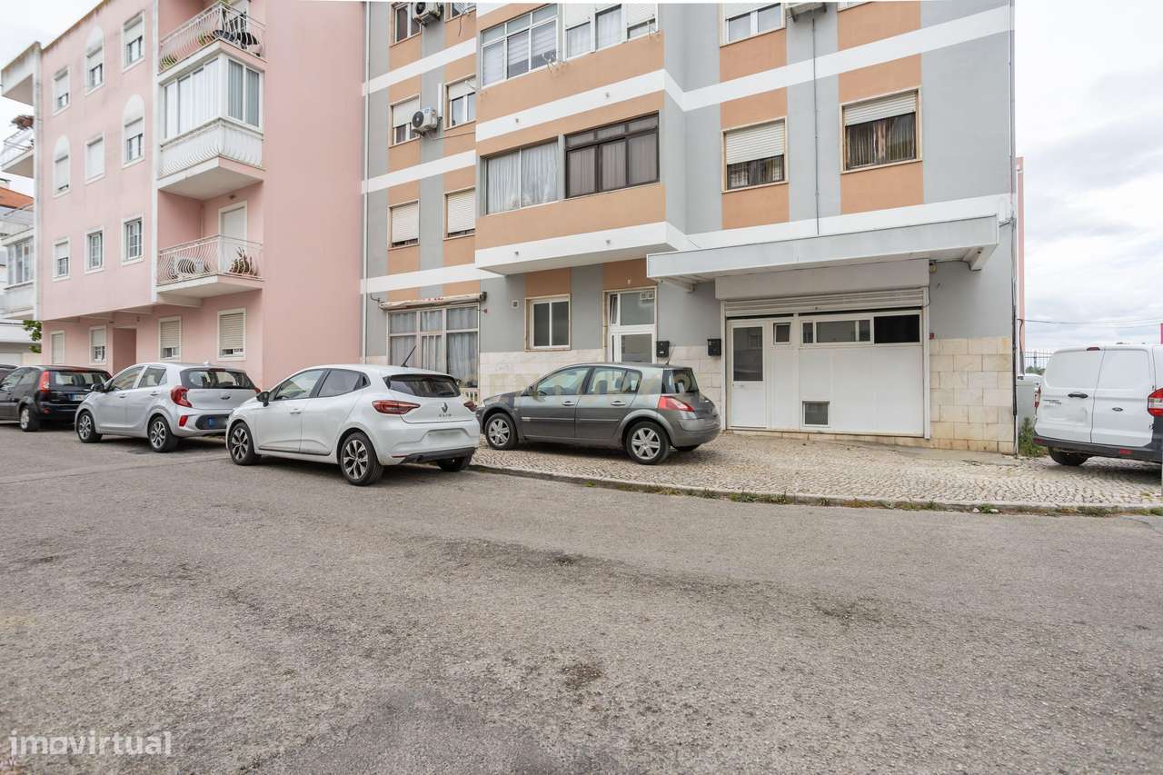 Espaço Comercial com Potencial para Habitação-17