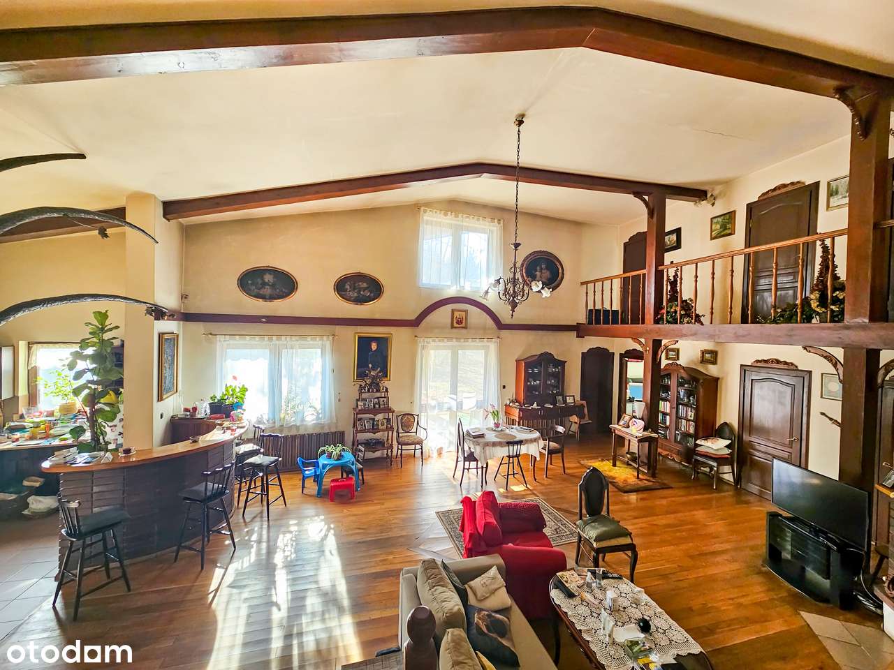 Duża zadrzewiona działka, salon wysoki na 6 metrów!-6