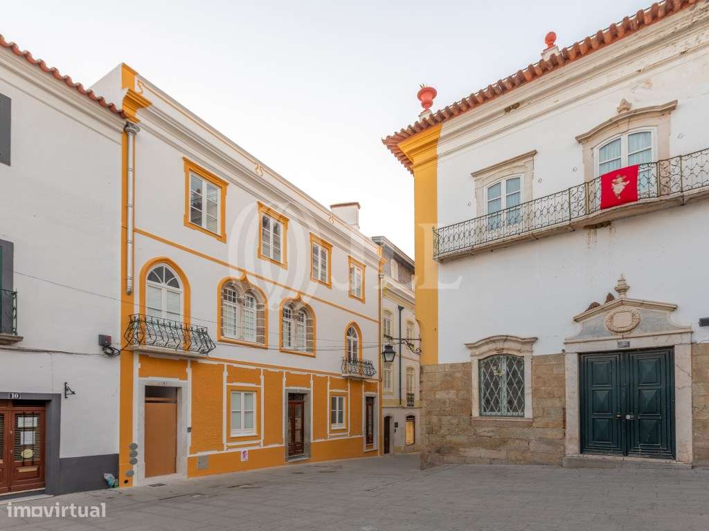 Prédio reabilitado, junto à Praça do Giraldo, em ÉVora - Grande imagem: 2/34
