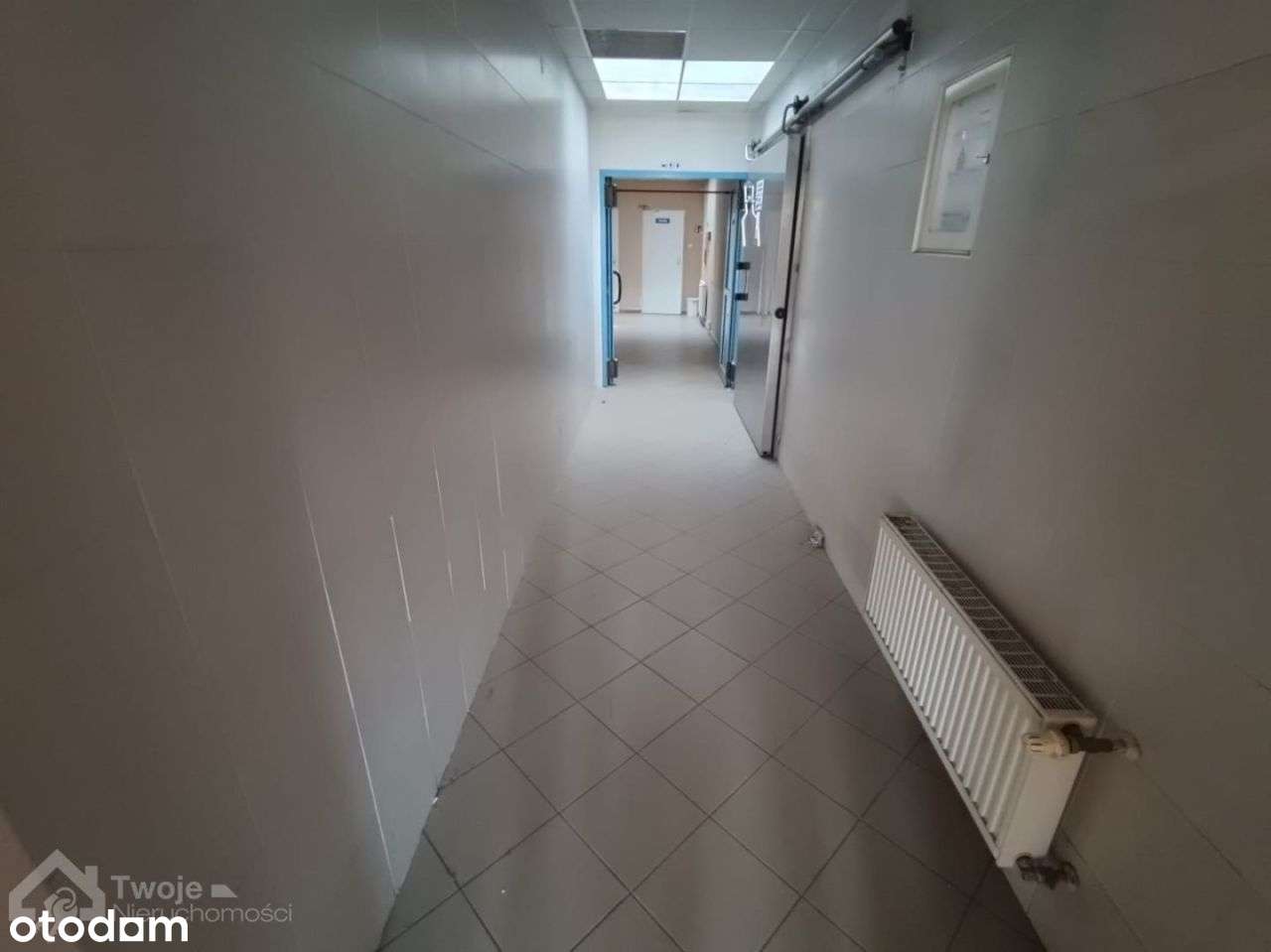 Kompleks magazynowo-biurowy z dużą działką-18