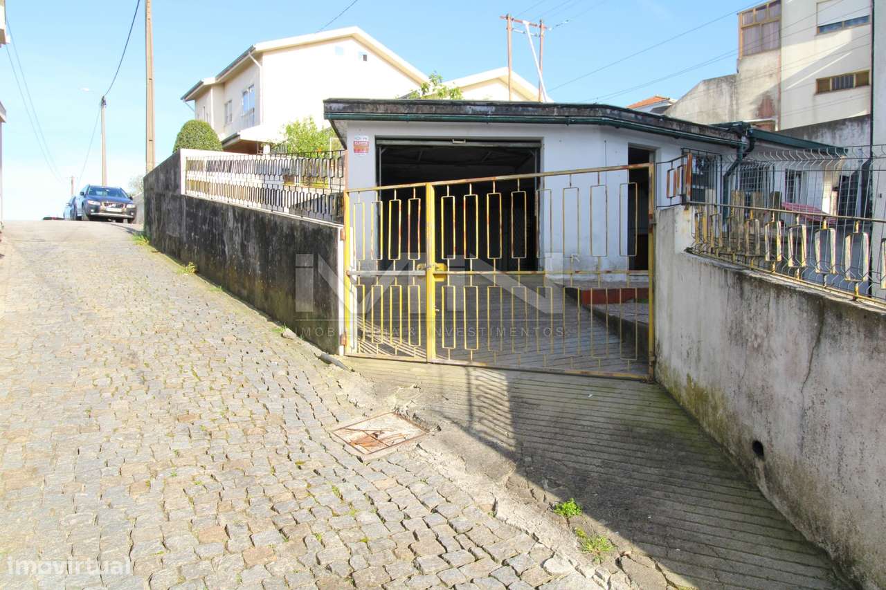 Moradia de 3 Frentes com Vista Panorâmica no Coração de Gondomar-52