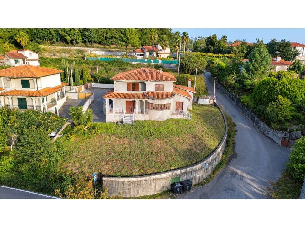 Moradia T4 c/ Jardim | Rebordões Santa Maria - Ponte de Lima-40