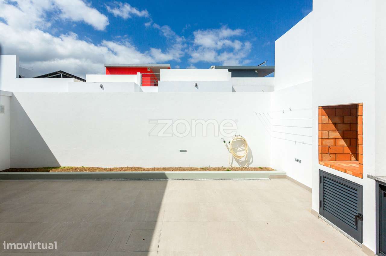 Moradia T3 Nova com Terraços Panorâmicos e Vista Mar na Atalhada-18