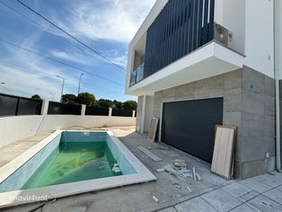 Moradia T4 Geminada com 1 suíte e piscina em Fernão Ferro.