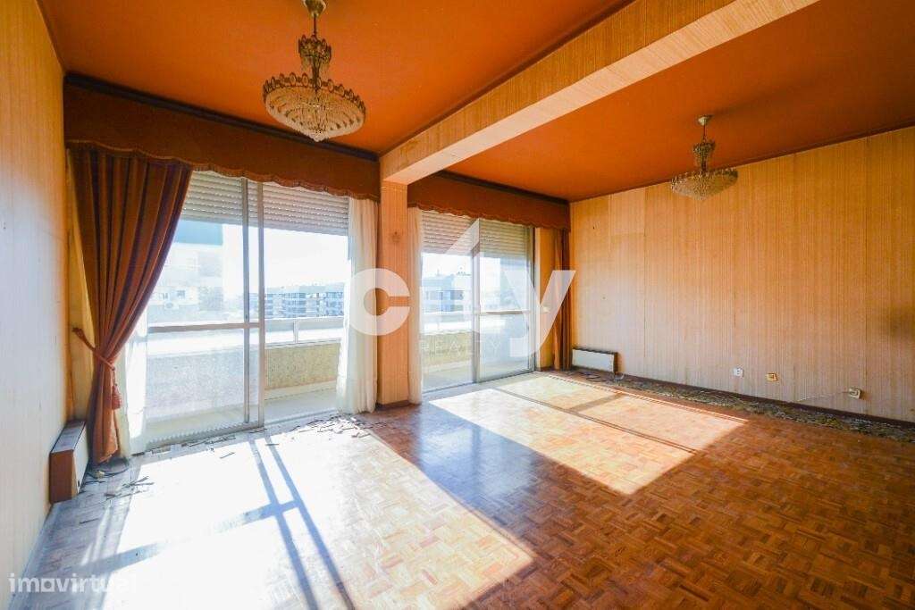 Apartamento T3 para remodelar situado na prestigiada Urbanização da Po-6