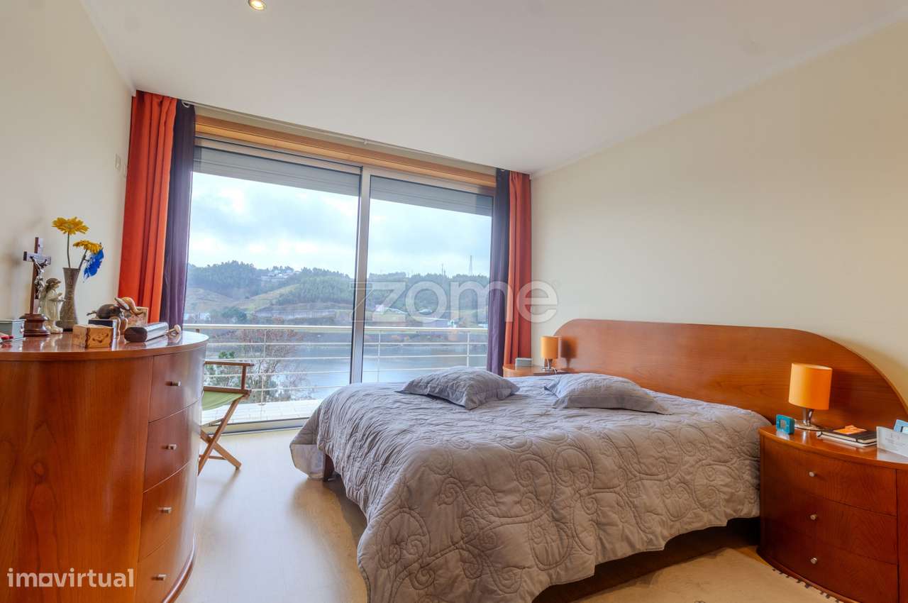 Moradia T3 | 3 Suítes e Piscina com Vista Rio-31