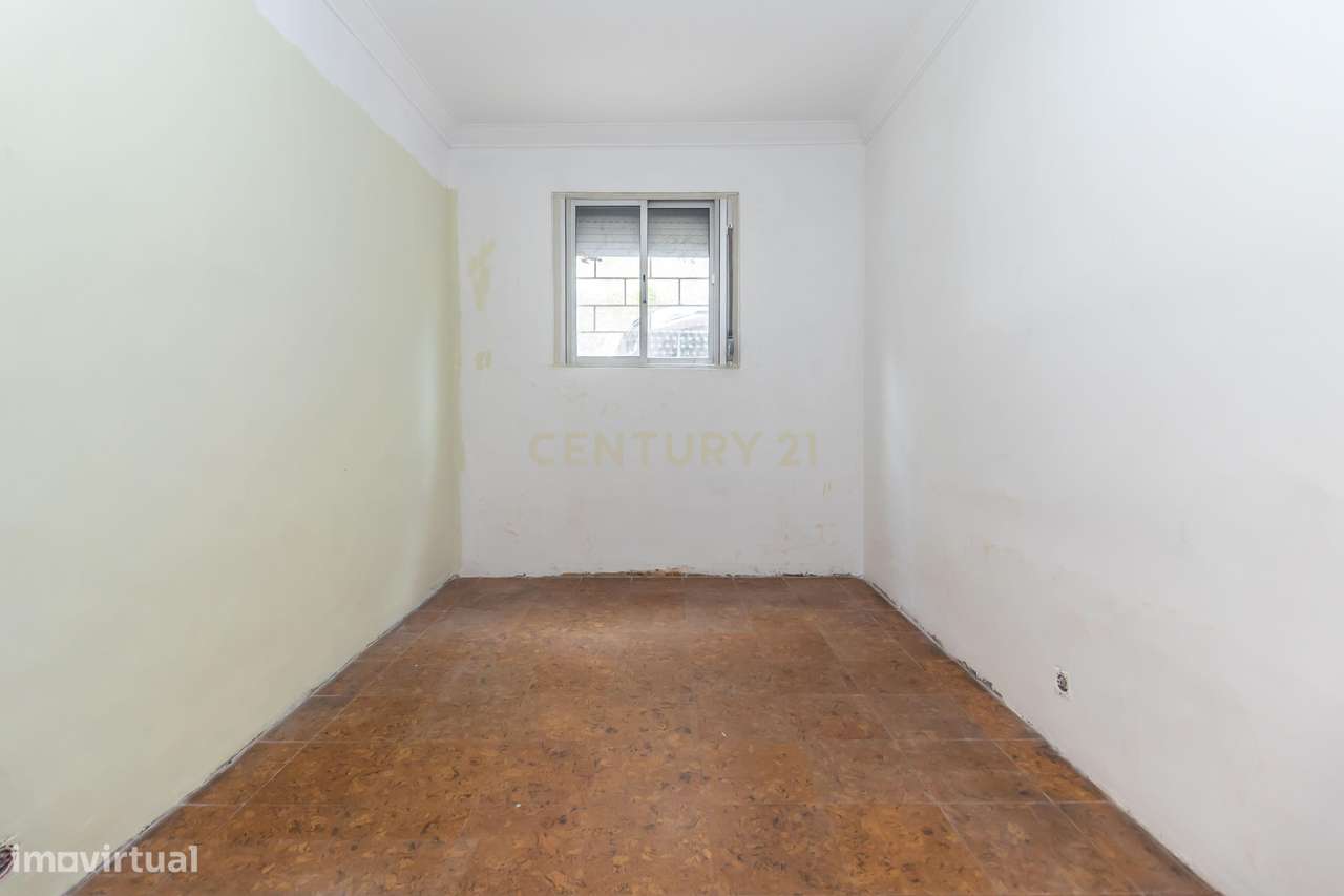 Apartamento com Potencial de Valorização em Almada-17