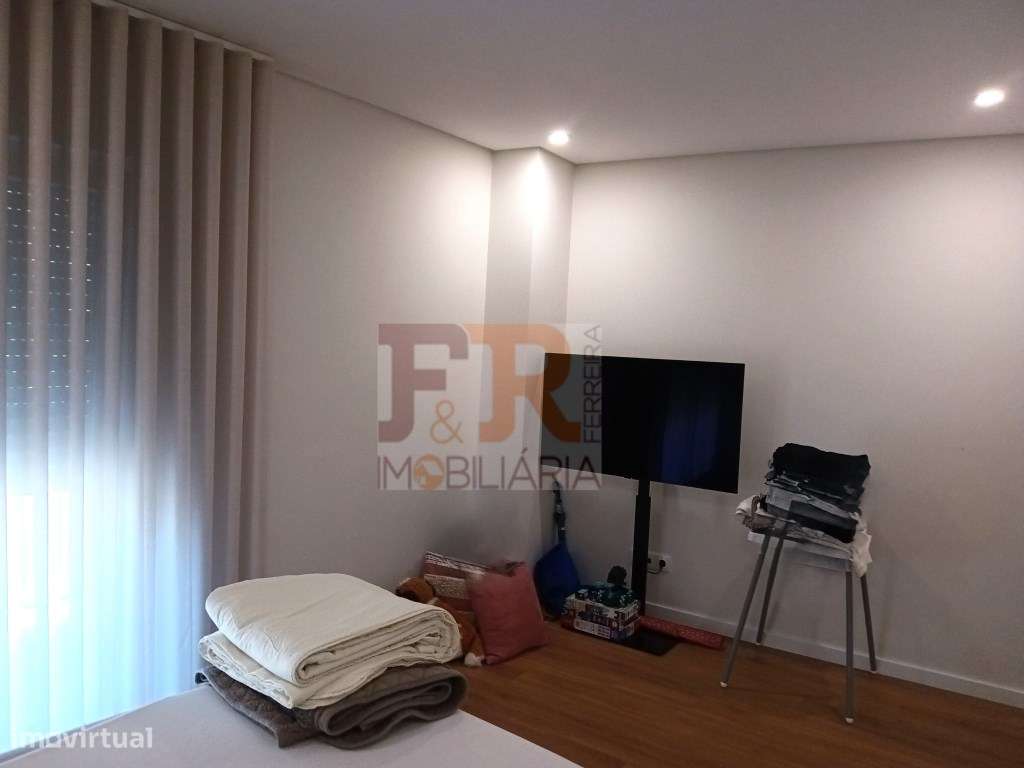 Excelente !!Apartamento T2 Semi- Novo com Varanda e Garagem-13
