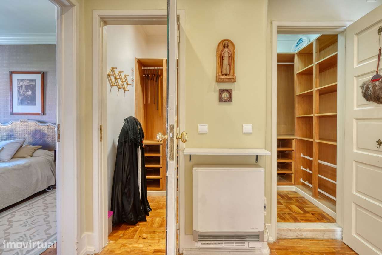 Apartamento T4 com varanda na Av. João XXI, Lisboa-36