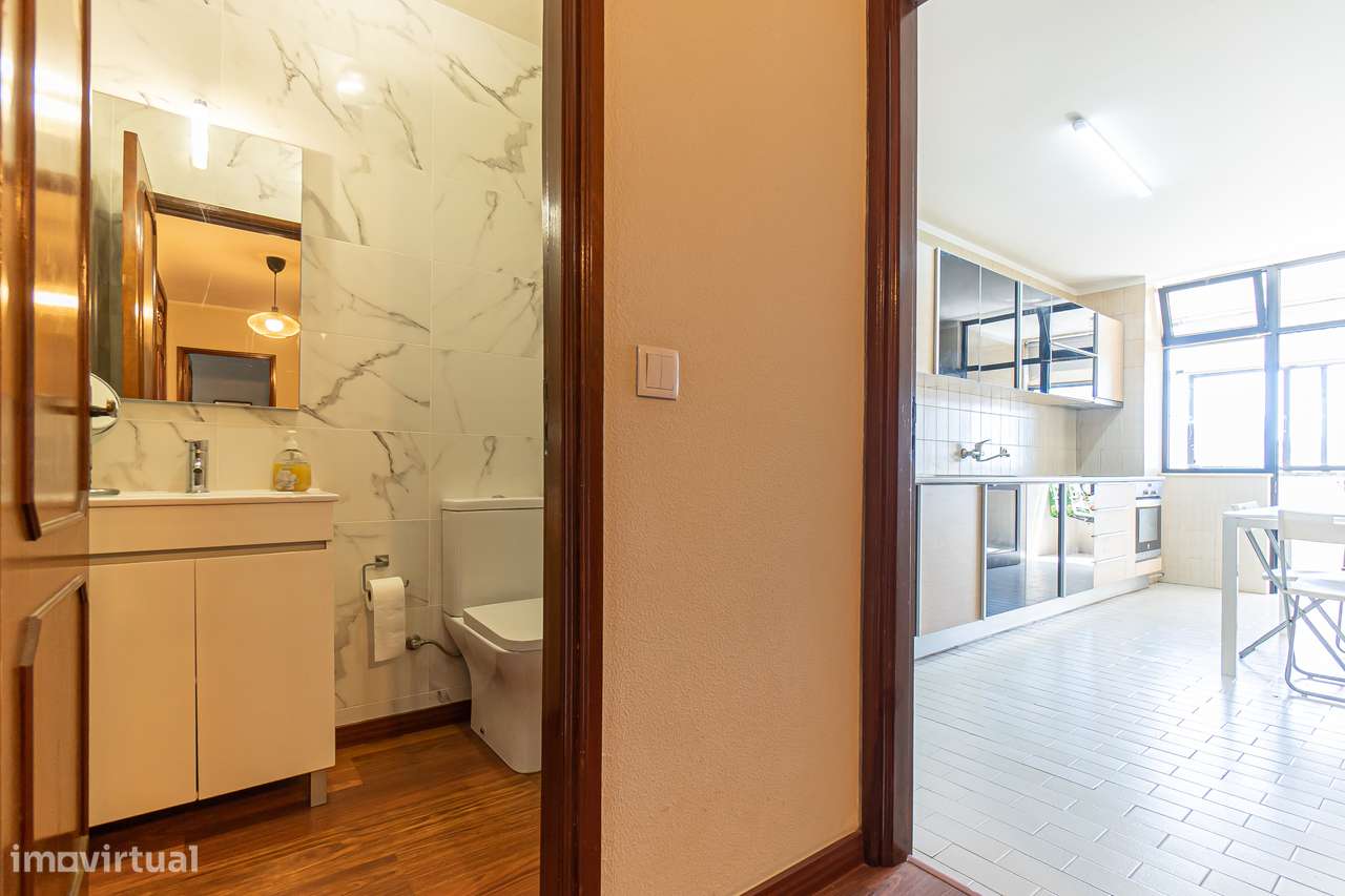 Apartamento T2 com varanda e garagem fechada em Mafamude-20