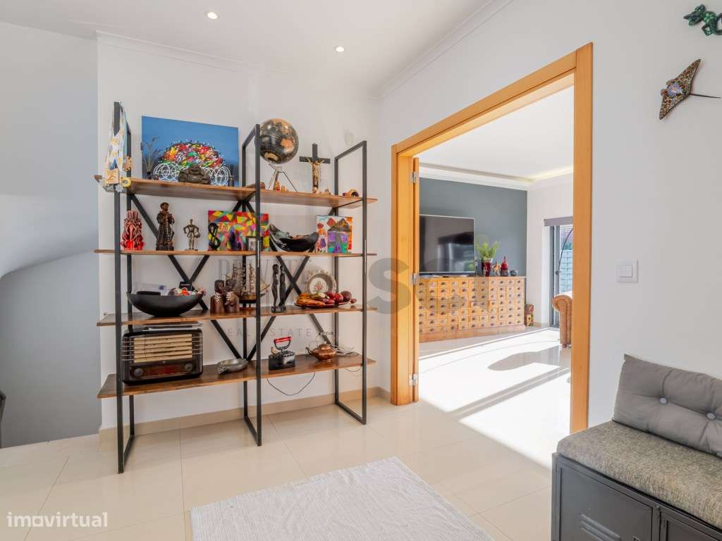 Moradia T4 na Aroeira, contemporânea com piscina e cave-20