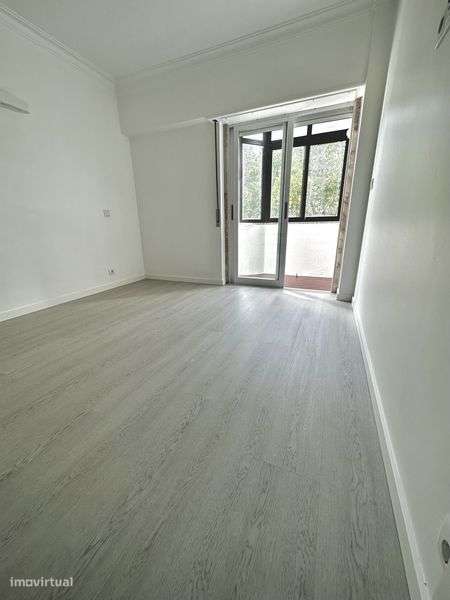 Apartamento T2 renovado em São João do Estoril - Grande imagem: 5/8