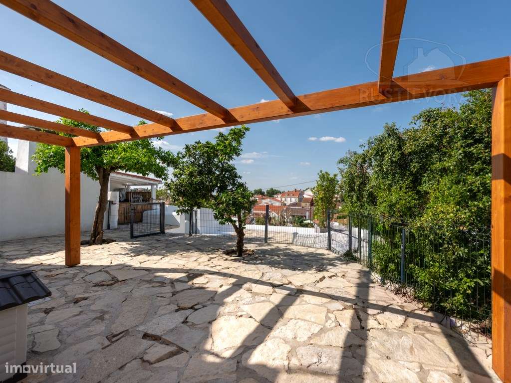 Entre o Castelo e a História | Moradia T2 com Jardim e Garagem no C...-1