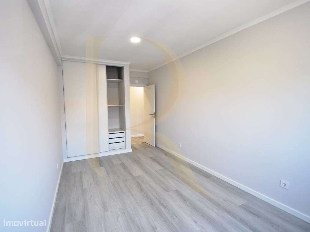 Apartamento T4 remodelado com varanda na Cruz de Pau-12