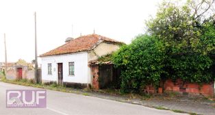 Moradia para reconstruir e terreno Localizado em Ervedeira Coimbrão