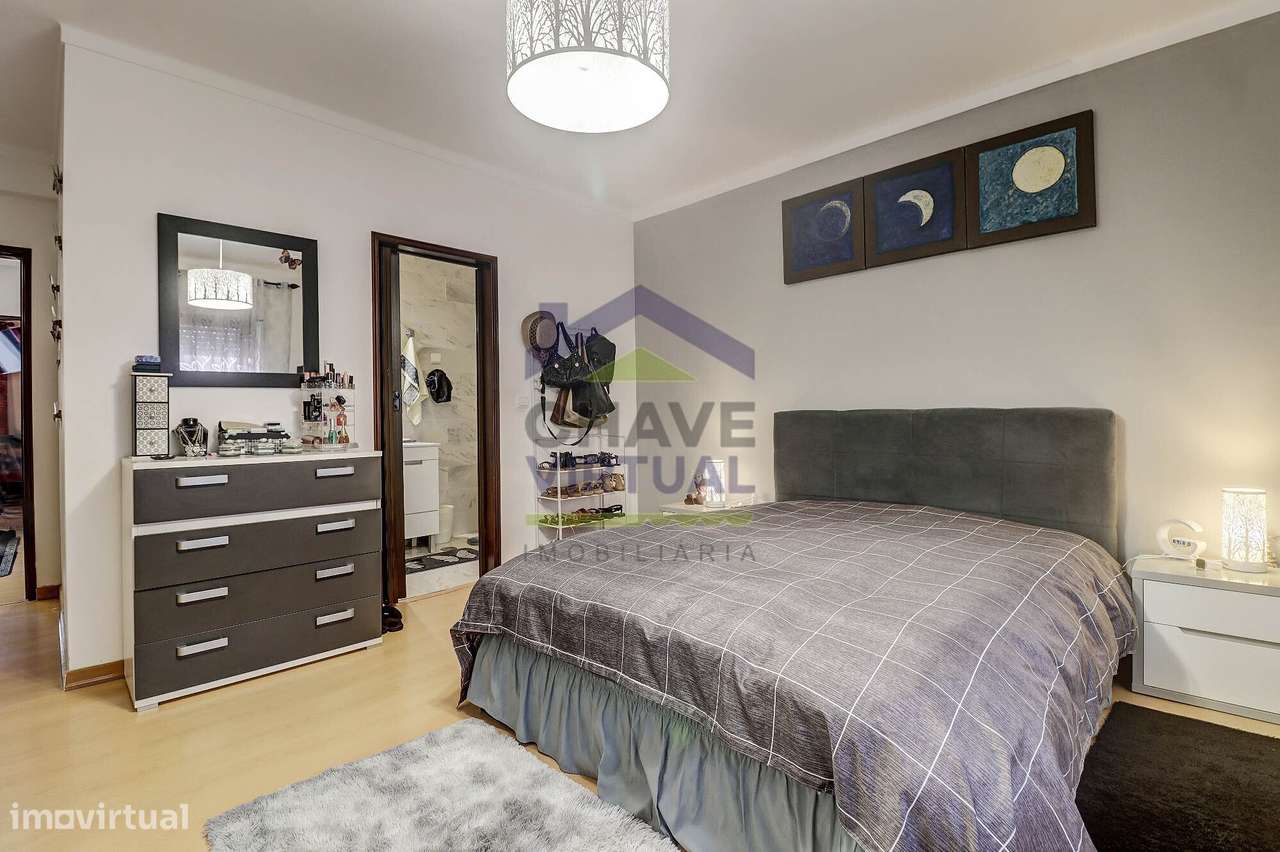 Apartamento T3 com Sótão Amplo - Centro Bombarral-27