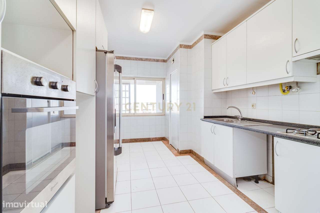 Fantástico T5 Quinta das Conchas frente ao metro-8