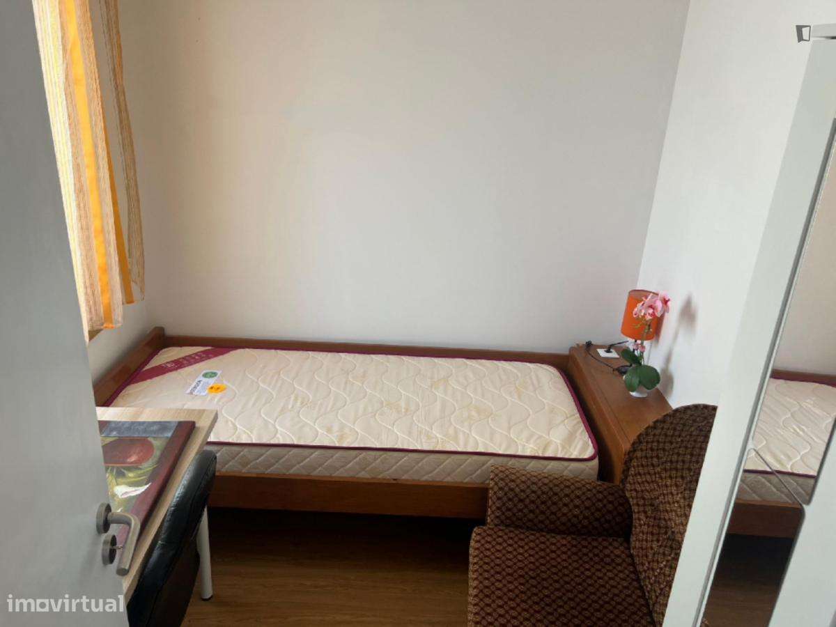 Quarto - localizado em Pedrouços Porto - Grande imagem: 3/6
