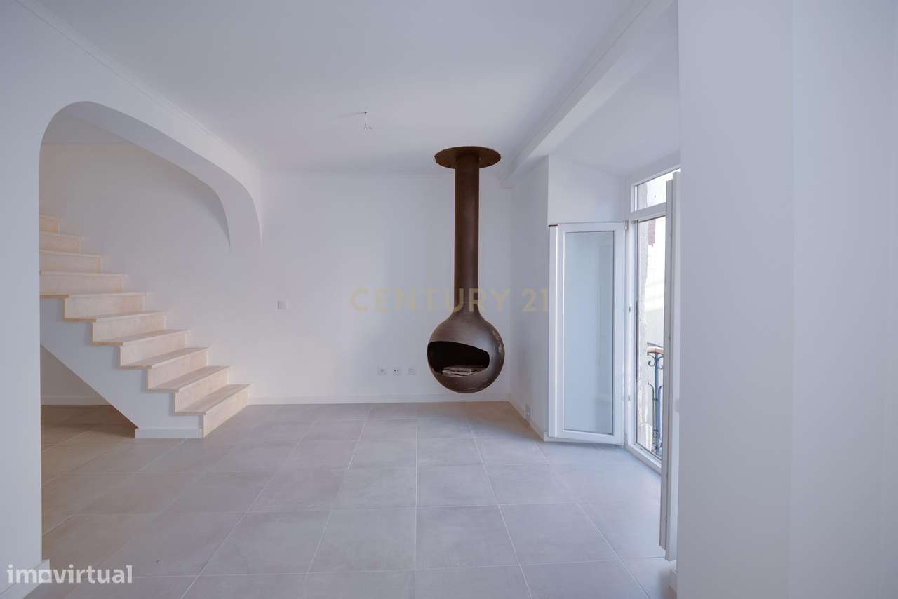 Prédio c/ 2 apartamentos (T1 e T2) com Pátio e Terraço - Centro Histór-42