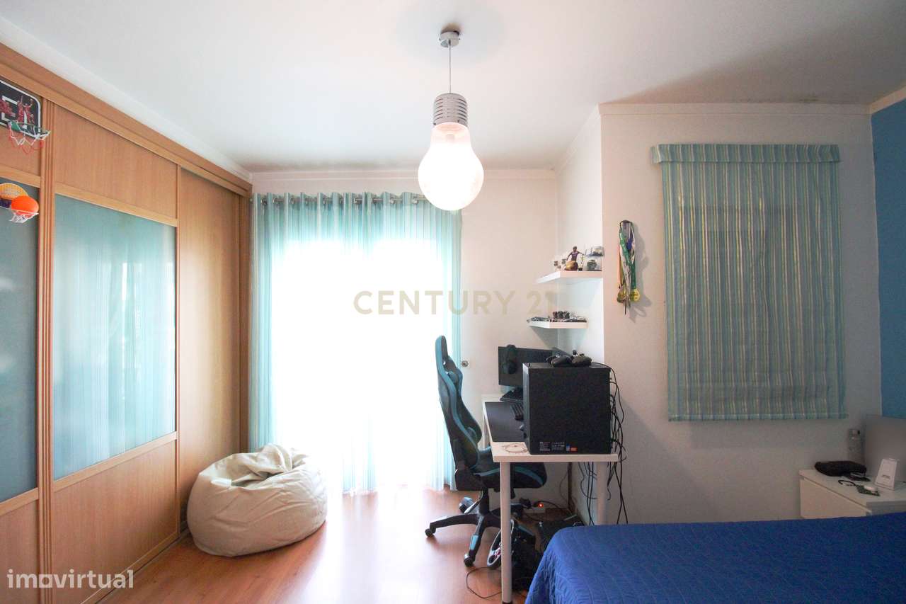 Moradia V3+2 de Luxo com Garagem, Sótão Aproveitado e Domótica Alexa n-25