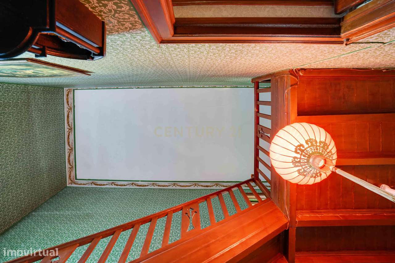 Moradia independente T6, situada no coração da linha de Cascais, junto-25