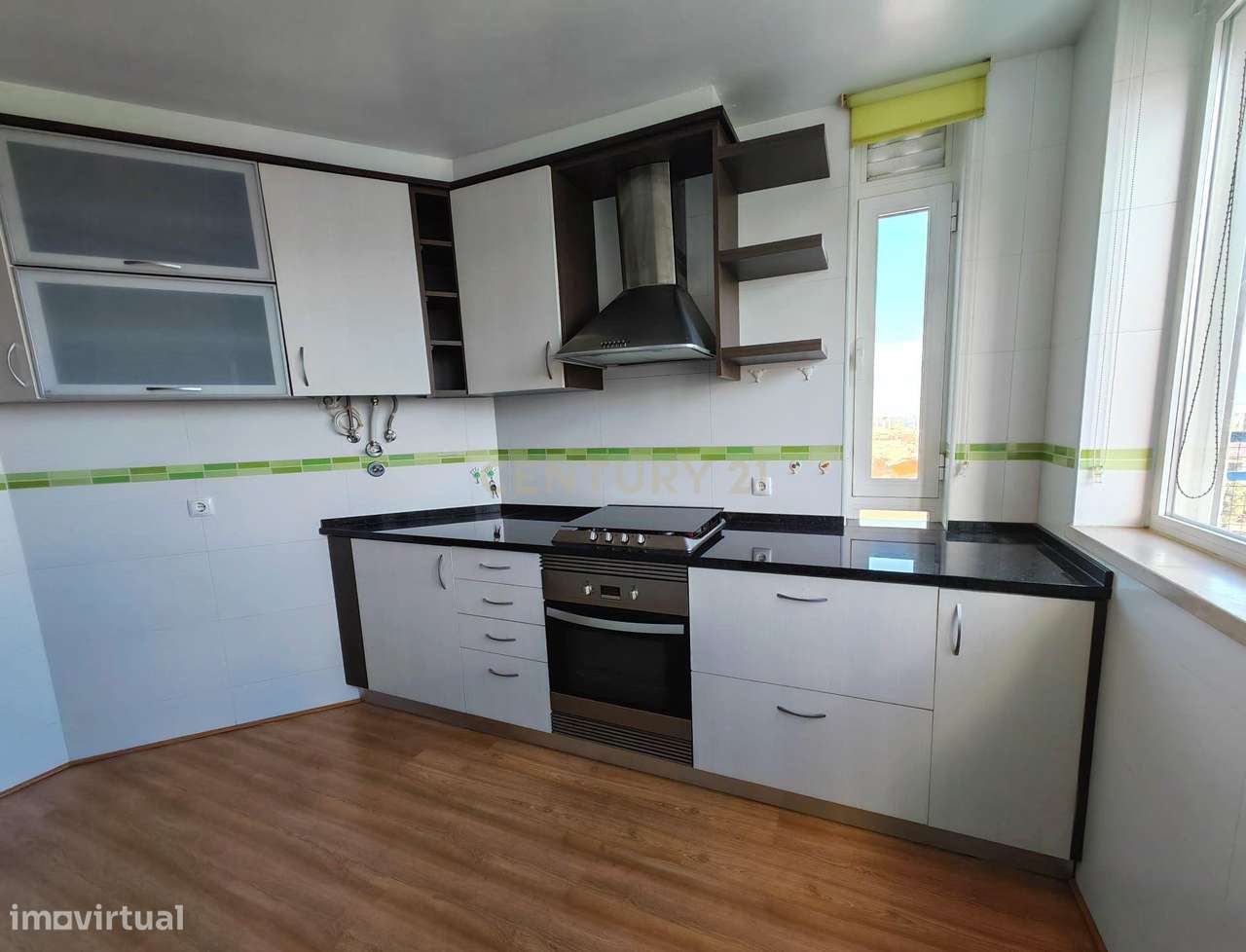 Apartamento T3 renovado recentemente com vista de Rio e Lisboa nos Oli-14