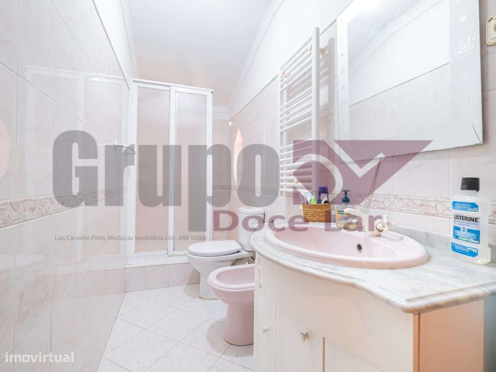 Moradia Isolada T5 com Garagem e anexo em Quinta do Conde-39